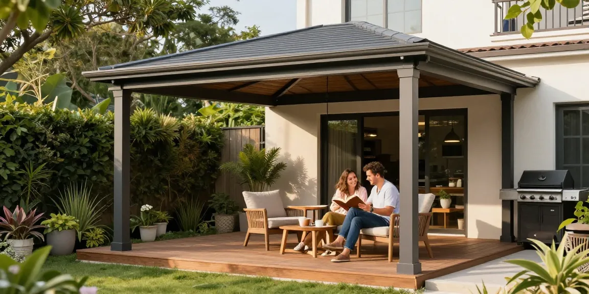Stylische freistehende Terrassenüberdachung mit glücklichem Paar im Garten, entspannt unter dem Sonnenschein.